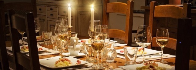 dinner-table-1433494_1280
