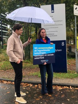 Jarin van der Zande met Mirjam Bikker bij de Belastingdienst